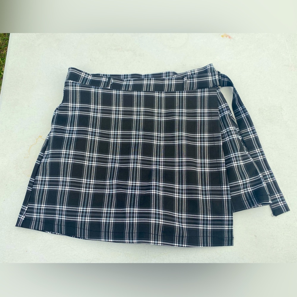 BLACK AND WHITE SKIRT WITH SHORTS UNDERNEATH SIZE SMALL BRAND NEW, NEVER WORN